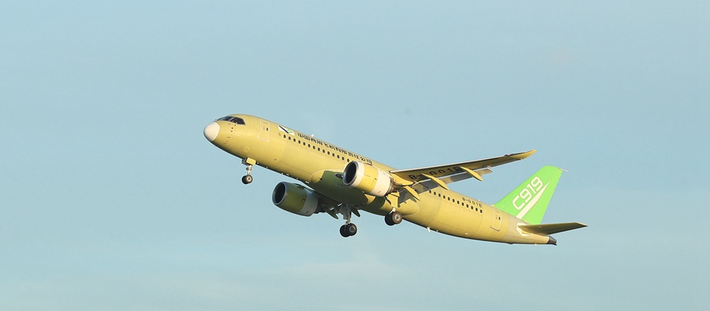 C919大型客机104架机完成首次试验飞行.JPG