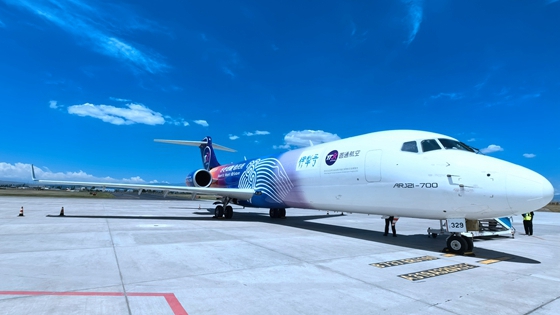 首架ARJ21客改货飞机首航飞中亚